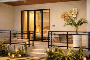 Deluxe tweepersoonskamer, uitzicht op zwembad | Luxe beddengoed, een minibar, een kluis op de kamer, gratis wifi