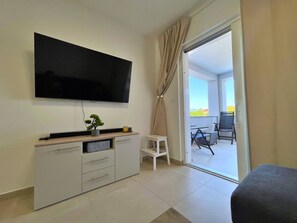 TV - Luxury Apartment Bonum - modern, terrace, Smart TV, air conditioning, private parking, garage, washing machine (Šilo)
