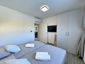 2 bedrooms, iron/ironing board, WiFi, bed sheets - Luxury Apartment Bonum - modern, luxury, private swimming pool, terrace, air conditioning, private parking, washing machine (Šilo)