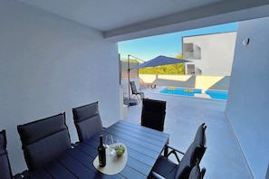 Outdoor dining - Luxury Apartment Bonum - modern, luxury, private swimming pool, terrace, air conditioning, private parking, washing machine (Šilo)