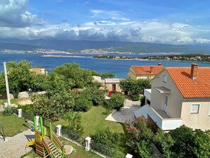 Property grounds - Apartment Branka - sea view, 160 m from sea, terrace, playground (Šilo)
