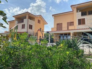 Exterior - Apartment Branka - sea view, 160 m from sea, terrace, playground (Šilo)