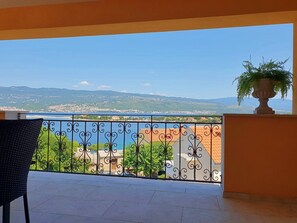 Property grounds - Apartment Branka - sea view, 160 m from sea, terrace, playground (Šilo)