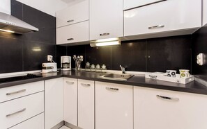 Kühlschrank, Mikrowelle, Herdplatte, Geschirrspüler