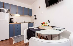 Réfrigérateur, micro-ondes, plaque de cuisson, cafetière/bouilloire
