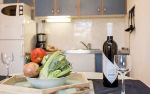 Kjøleskap, mikrobølgeovn, kokeplater og kaffetrakter/tekoker