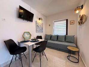 Dining - Apartment Zeljko - with Pool, 200 m from the Sea, one bedroom, roofed terrace, private parking, BBQ facilities, outdoor shower, sun loungers (Šilo)