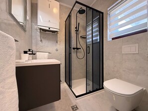 Shower, hair dryer, towels - Apartment Zeljko - with Pool, 200 m from the Sea, one bedroom, roofed terrace, private parking, BBQ facilities, outdoor shower, sun loungers (Šilo)