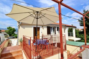 Outdoor dining - Apartment Bujas - 160 m from the sea, free parking, BBQ, ground floor (Šilo)
