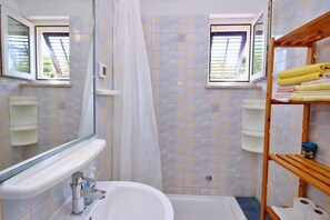 Dusche, Haartrockner, Handtücher