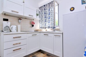 Réfrigérateur, plaque de cuisson, cafetière/bouilloire, grille-pain