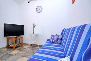 TV - Apartment Bujas - 160 m from the sea, free parking, BBQ, ground floor (Šilo)