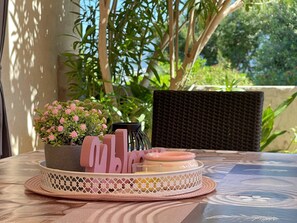 Outdoor dining - Apartment Butkovic - seafront, 20 m from sea, pet-friendly, terrace, BBQ, washing machine (Šilo)