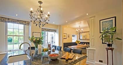 The Norfolk Farmhouse nr coast with hot-tub