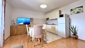 A modern apartment with a dining area, kitchen, and living space. - Apartment Car - 90 m from the sea, private terrace, parking, BBQ (Šilo)