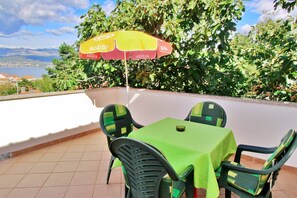 Outdoor dining - Apartment Dragica - sea view, 350 m from sea, balcony, free parking, BBQ (Šilo)