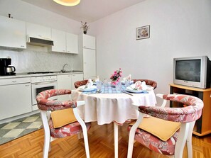 Dining - Apartment Dragica - sea view, 350 m from sea, balcony, free parking, BBQ (Šilo)
