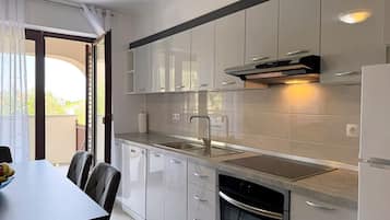 Frigorífico, microondas, horno y placa de cocina