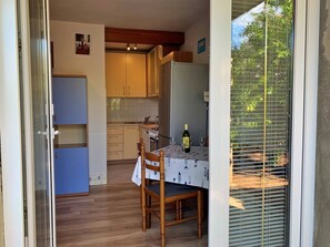 Een koelkast, een oven, een kookplaat, een vaatwasser