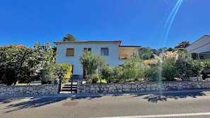 Exterior - Apartment Gorisek - seafront, 10 m from sea, sea view, private terrace, parking (Silo)