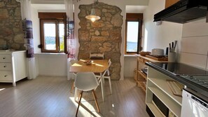 Réfrigérateur, four à micro-ondes, surface de cuisson, lave-vaisselle