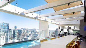 A modern rooftop bar with a pool and city views. - Enjoy Space and Comfort in 2BE in Las Condes (Santiago)