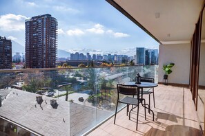 Outdoor dining - Enjoy Space and Comfort in 2BE in Las Condes (Santiago)