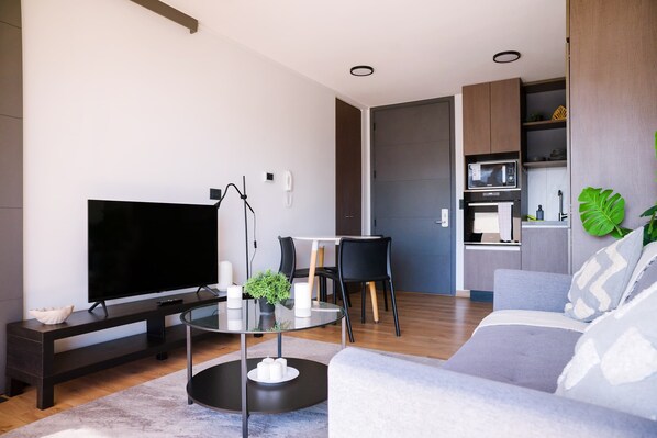 Televisión y oficina 