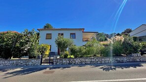 Exterior - Apartment Gorisek - seafront, 10 m from sea, sea view, private terrace, parking (Silo)