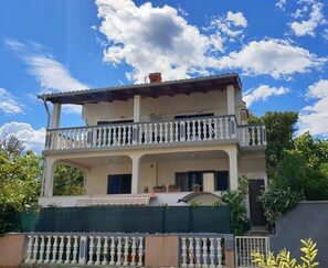 Exterior - Apartment Horvat - 240 m from the sea, terrace, sea view, first floor, BBQ, free parking (Šilo)