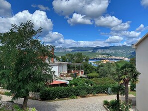 Zona residencial con vistas a un pueblo y montañas al fondo.