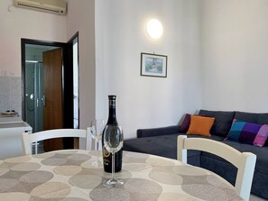 TV - Apartment Horvat - 210 m from the sea, terrace, sea view, first floor, BBQ, free parking (Šilo)