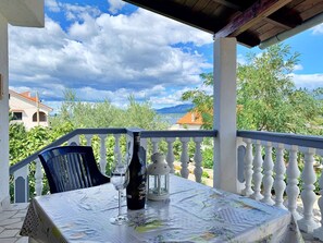 Outdoor dining - Apartment Horvat - 210 m from the sea, terrace, sea view, first floor, BBQ, free parking (Šilo)