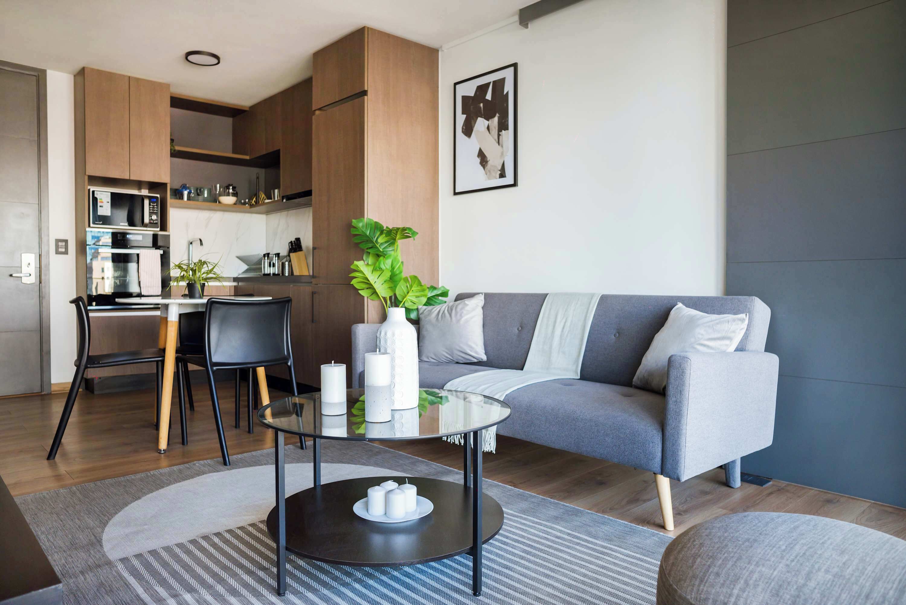 Un espace de vie moderne comprenant un canapé, une table basse et un coin repas.