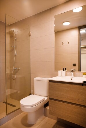 Shower, hair dryer, towels - Spacious 2BR Retreat in Las Condes Comfort Awaits (Las Condes)