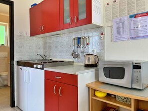 Micro-ondes, plaque de cuisson, cafetière/bouilloire, grille-pain