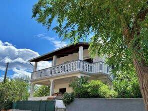 Exterior - Apartment Horvat - 210 m from the sea, terrace, sea view, first floor, BBQ, free parking (Šilo)