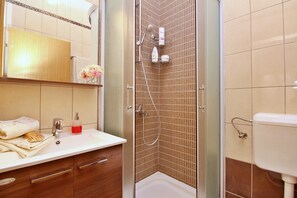 Douche, serviettes fournies