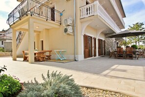 Outdoor dining - Apartment Ivanka - 180 m from sea, close to beach, private parking, terrace (Soline)