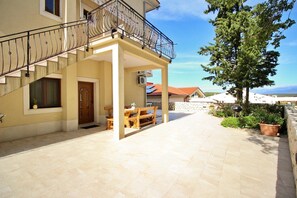 Outdoor dining - Apartment Ivanka - 180 m from sea, close to beach, private parking, terrace (Soline)