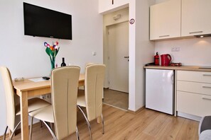 Dining - Apartment Ivo 1 - sea view, balcony, near sandy beach, BBQ, outdoor shower (Šilo)