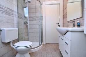 Shower, towels - Apartment Ivo 3 - near sandy beach, sea view, air conditioning, free parking (Šilo)