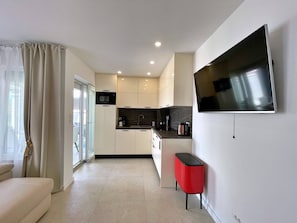 Interior - Apartment SeaLuxe with Hot Tub and Sea View - 30 meters from sea, private terrace, pool access, washing machine (Šilo)