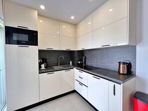 Fridge, microwave, stovetop, dishwasher