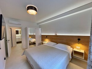 2 bedrooms, WiFi, bed sheets - Apartment SeaLuxe with Hot Tub and Sea View - 30 meters from sea, private terrace, pool access, washing machine (Šilo)