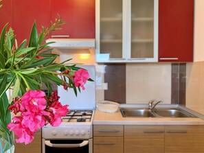 Refrigerador, horno, placa de cocina, cafetera/tetera