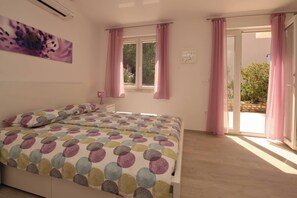 2 habitaciones, tabla de planchar con plancha, wifi y ropa de cama 