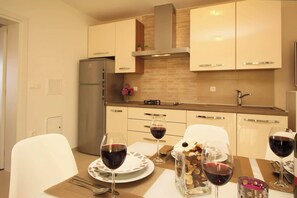 Réfrigérateur, micro-ondes, plaque de cuisson, lave-vaisselle