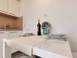 Dining - Studio Apartment More - seafront, seaview, terrace, laundry room, BBQ (Šilo)