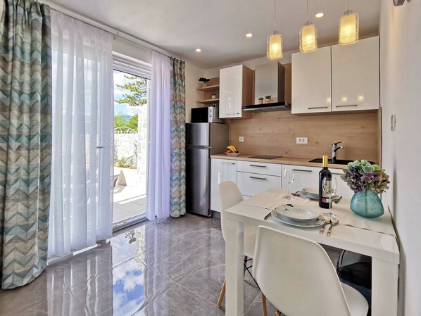 Fridge, microwave, stovetop, dishwasher